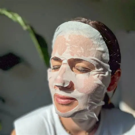 Femme appliquant masque tissu beauté relaxation
