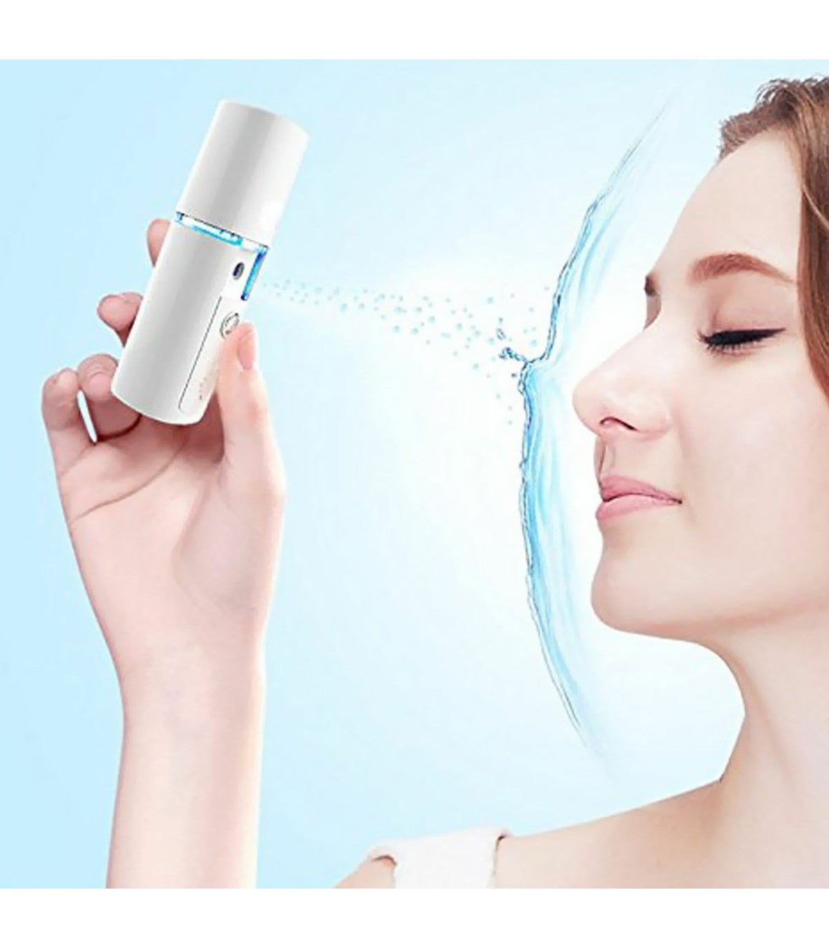 Femme utilisant spray facial hydratant format voyage
