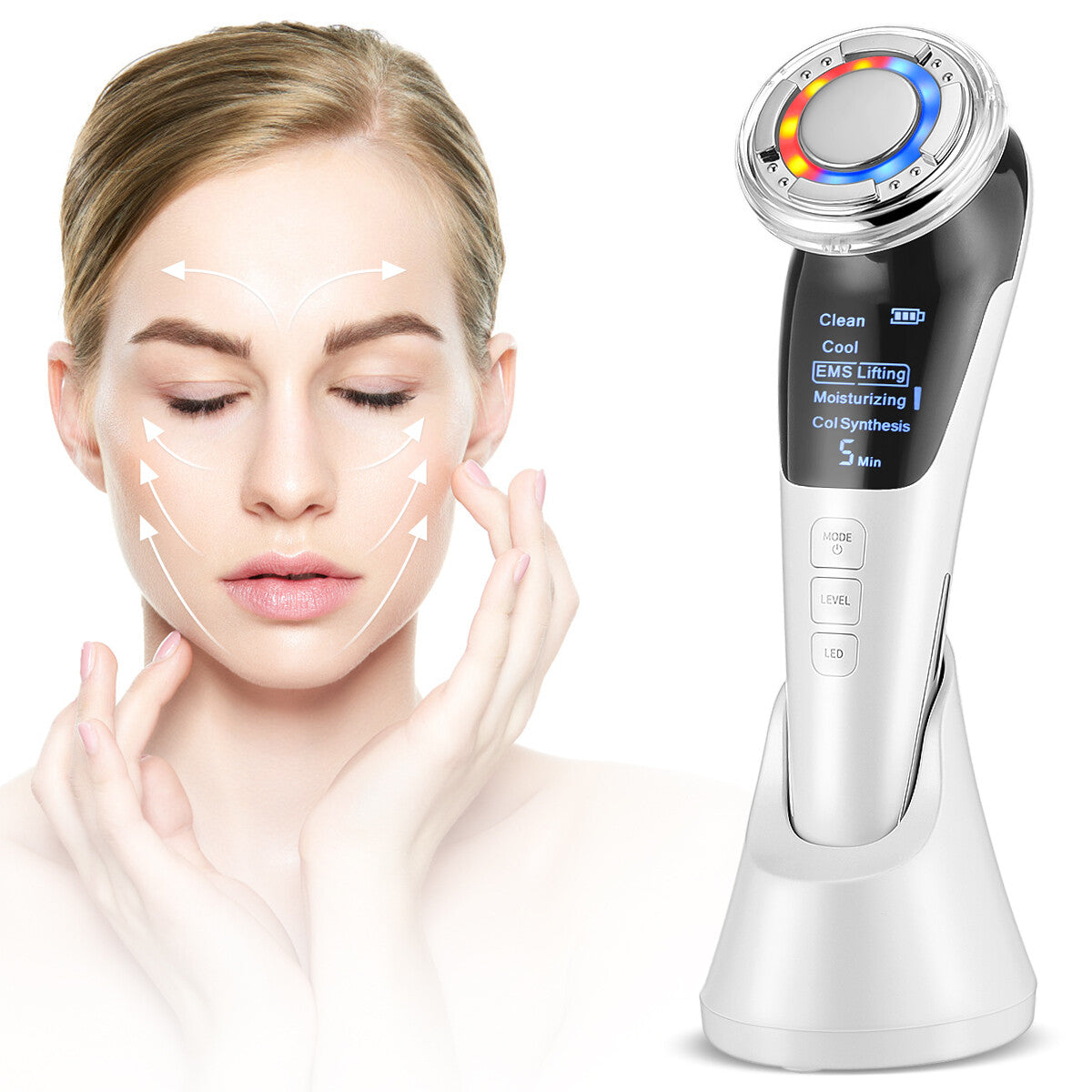 Femme utilisant dispositif EMS massage visage